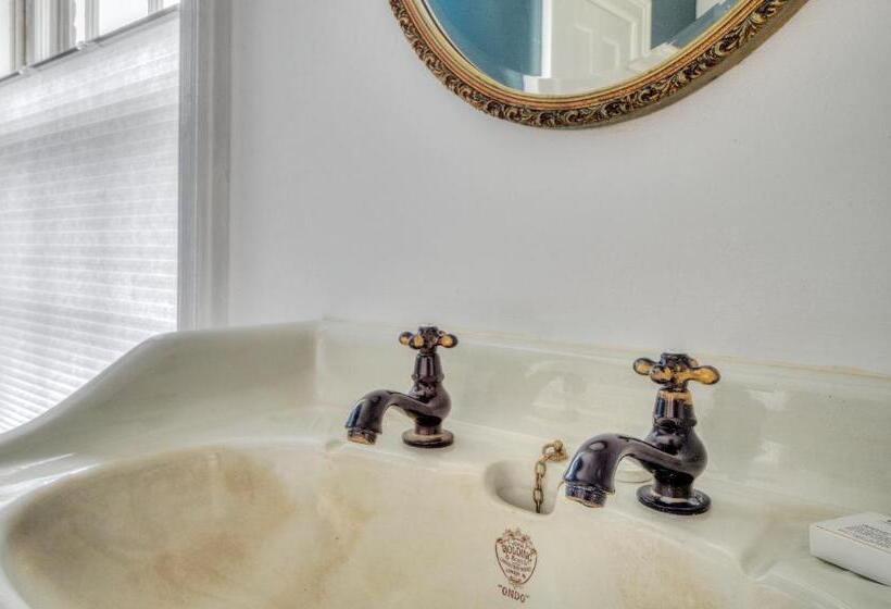 Номер Deluxe, The Water Street Inn