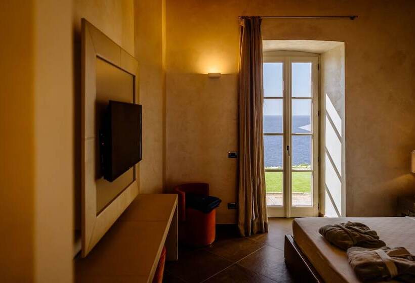 Номер Deluxe Вид на Море, Resort Faro Di Punta Fenaio
