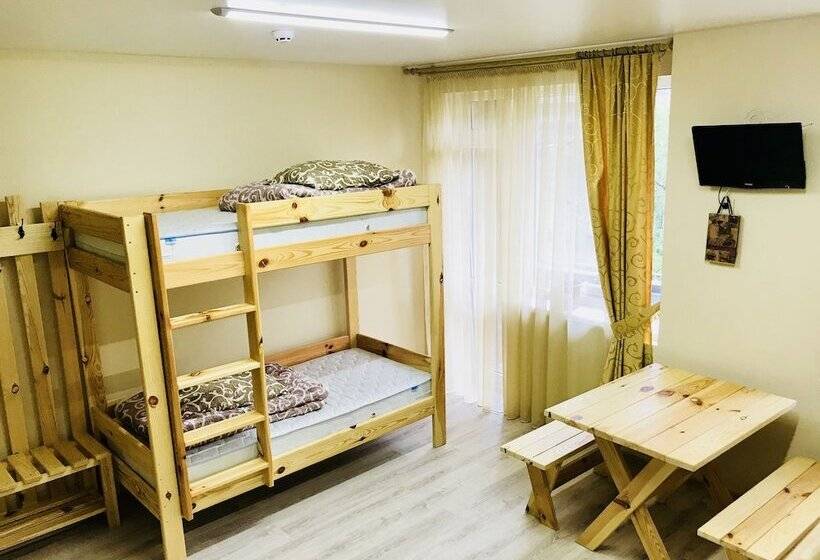 اتاق استاندارد سه تخته با بالکن, Pid Vysokym Zamkom Hostel