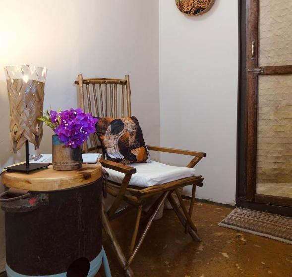Quarto Estandar Vista Mar, Mama Root