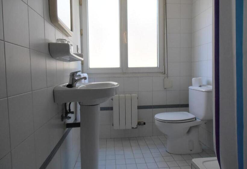 اتاق استاندارد سه نفره, Hostal Ec Leon