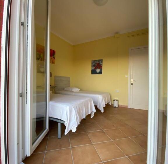 Четырехместный Номер Стандарт с Балконом, Hostal Restaurant Casa Comaulis