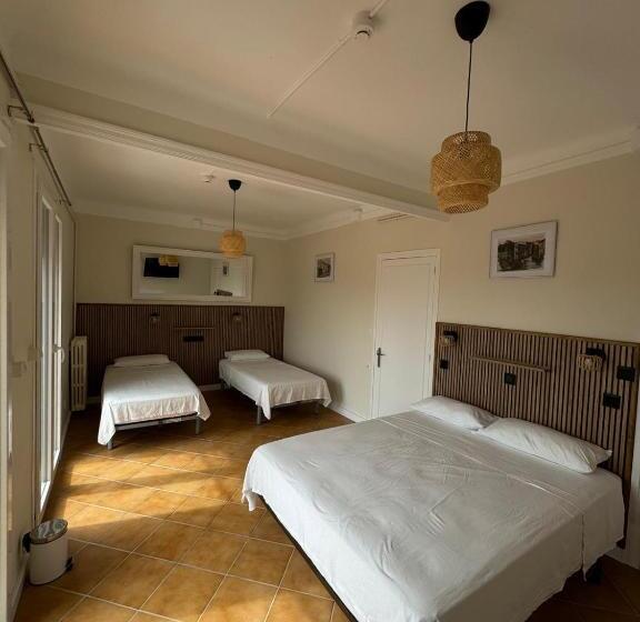 Четырехместный Номер Стандарт с Балконом, Hostal Restaurant Casa Comaulis