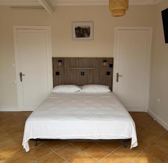 Четырехместный Номер Стандарт с Балконом, Hostal Restaurant Casa Comaulis