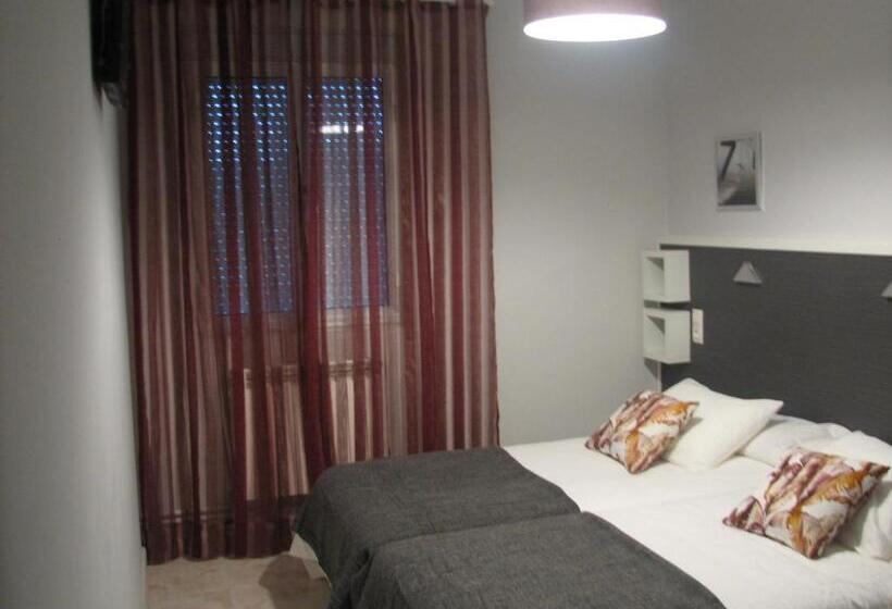 اتاق استاندارد با سرویس بهداشتی مشترک, Hostal Meson Do Loyo