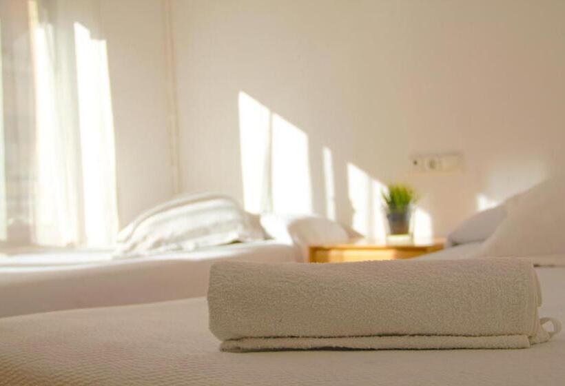 اتاق استاندارد, Roomin Hostel