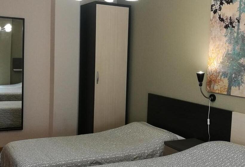 غرفة عائلية, Pension Santiago