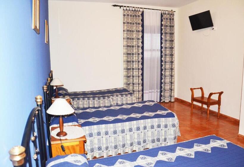 Номер Стандарт Трехместный, Hostal La Dehesa Del Valle Pedroches