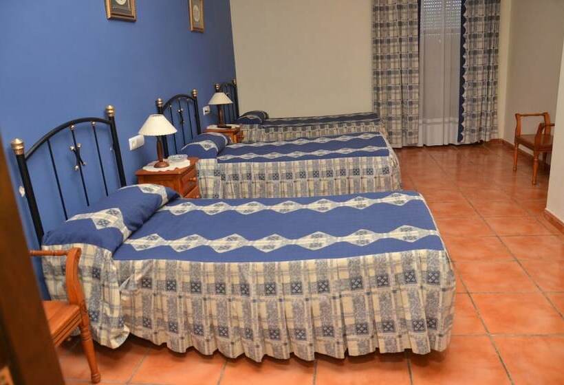 Номер Стандарт Трехместный, Hostal La Dehesa Del Valle Pedroches