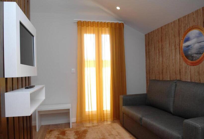 سوییت جونیور با بالکن, Marina Charming House