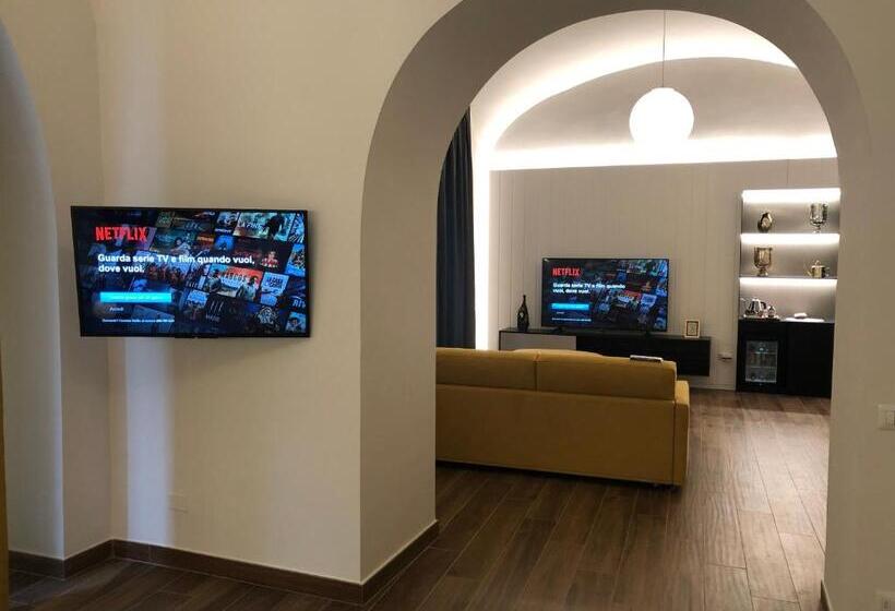 سوییت جونیور لوکس, Tropicana Room
