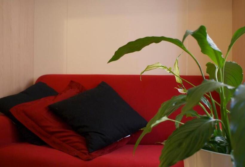 استودیوی استاندارد, Olly Apartments