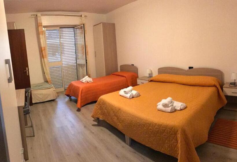 Трехместный Номер Стандарт с Балконом, Raxul Room