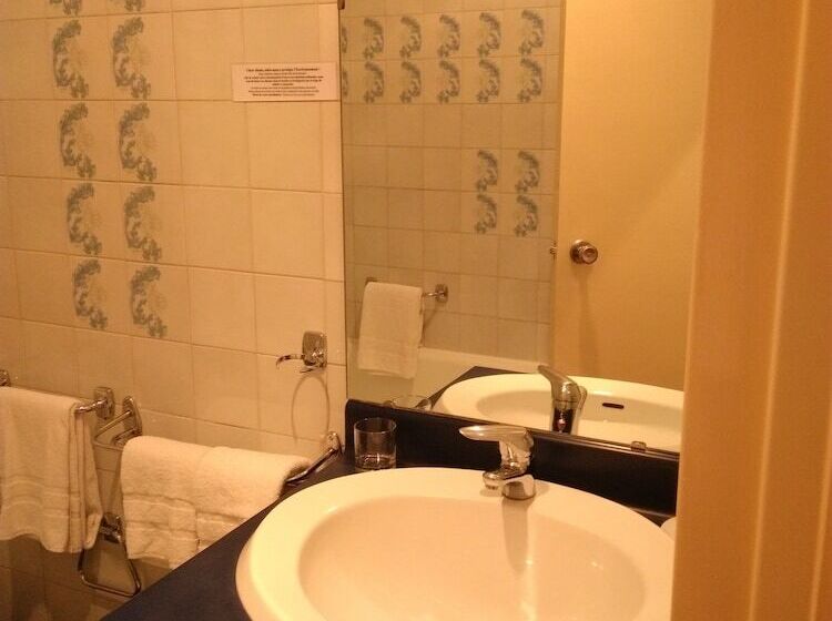 Семейный Номер, Hôtel Belleville