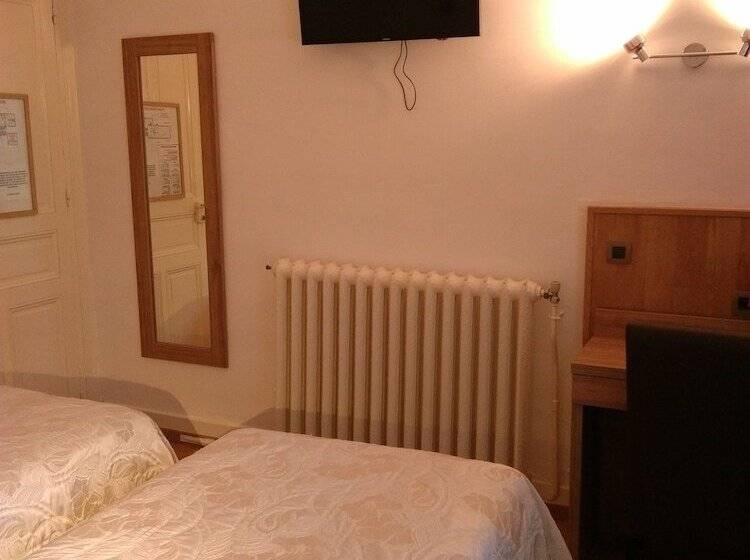 Семейный Номер, Hôtel Belleville