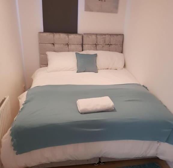 Апартаменты 3 Спальни, Vetrelax Basildon Newly Refurbished 3bed House