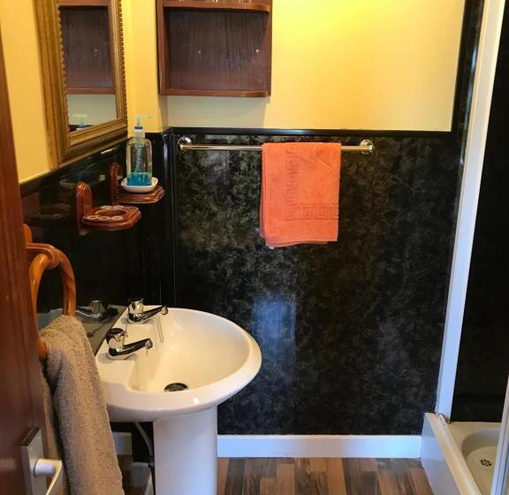 חדר סטנדרט לשלושה, Carnside Guest House