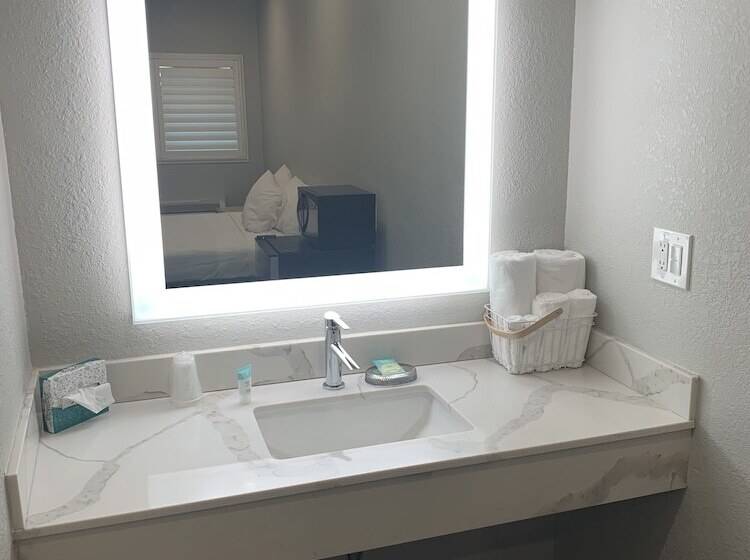 חדר דלוקס, Elmwood Motel