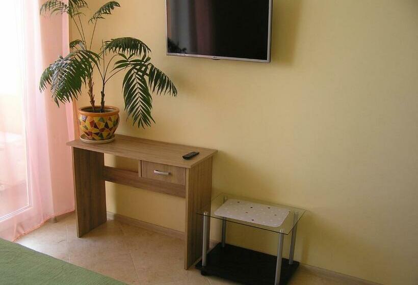 اتاق خانوادگی با چشم‌انداز جانبی دریا, Orange Guest Rooms