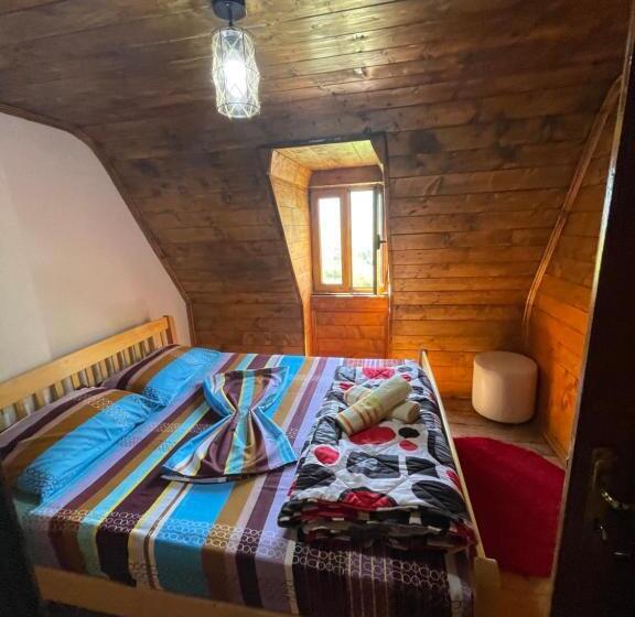 스탠다드 트리픔 룸 공동욕실, Guesthouse Gjin Thana