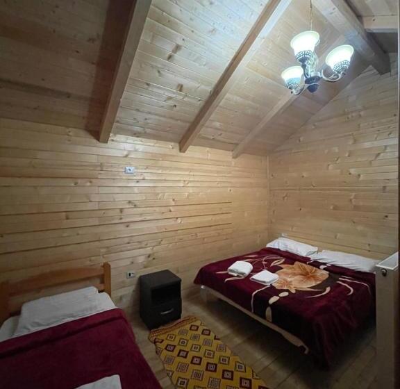 Трехместный Номер Стандарт с Балконом, Thethi Paradise Hotel & Restaurant