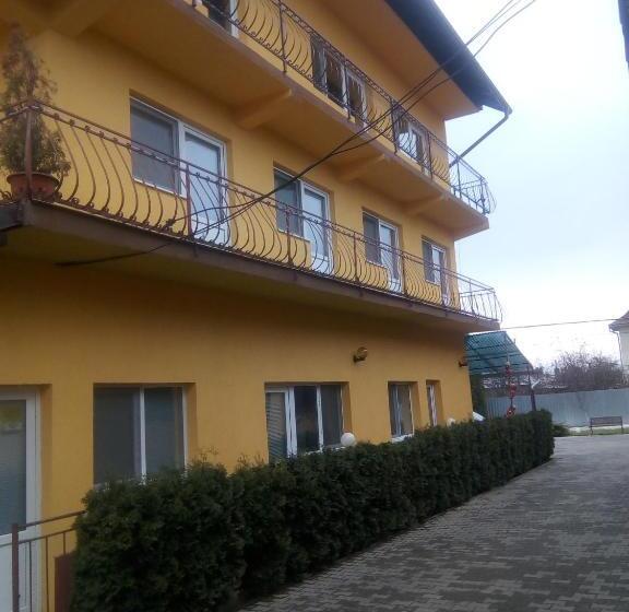 اتاق خانوادگی, Casa Aurora