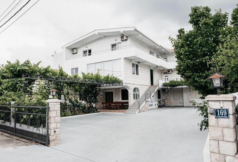 اتاق استاندارد با چشم‌انداز باغ, Guest House Lalic