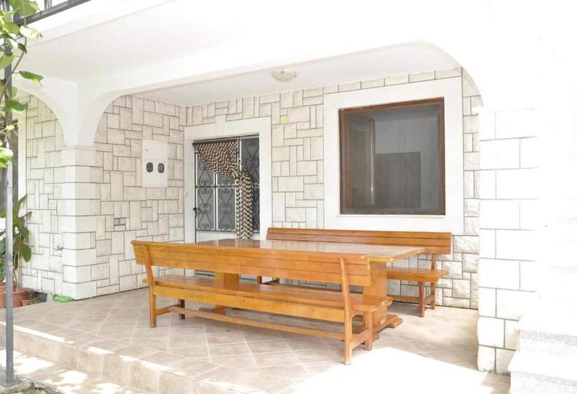اتاق استاندارد با چشم‌انداز باغ, Guest House Lalic