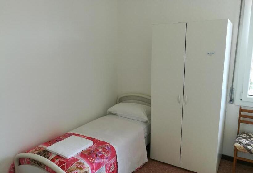 标准单人间共用浴室, Venice Garden House
