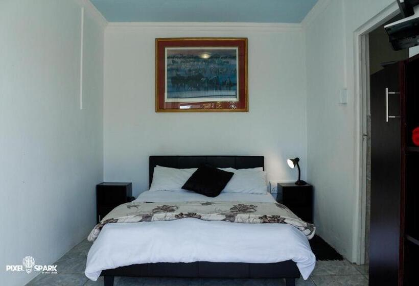 اتاق استاندارد با چشم‌انداز استخر, Tyday Accommodation