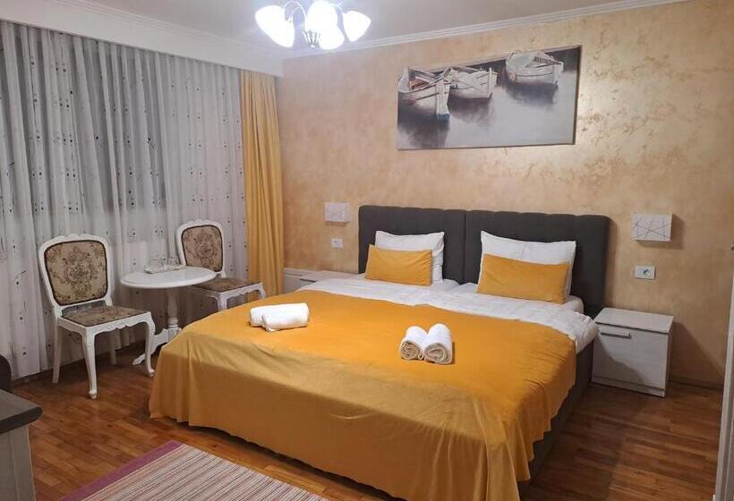 اتاق لوکس, Alexander House