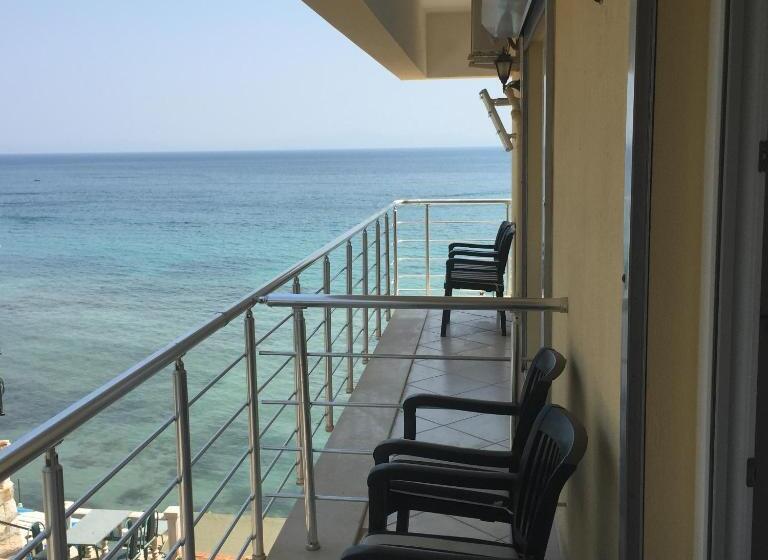 Люкс с Балконом, Seaside Apart