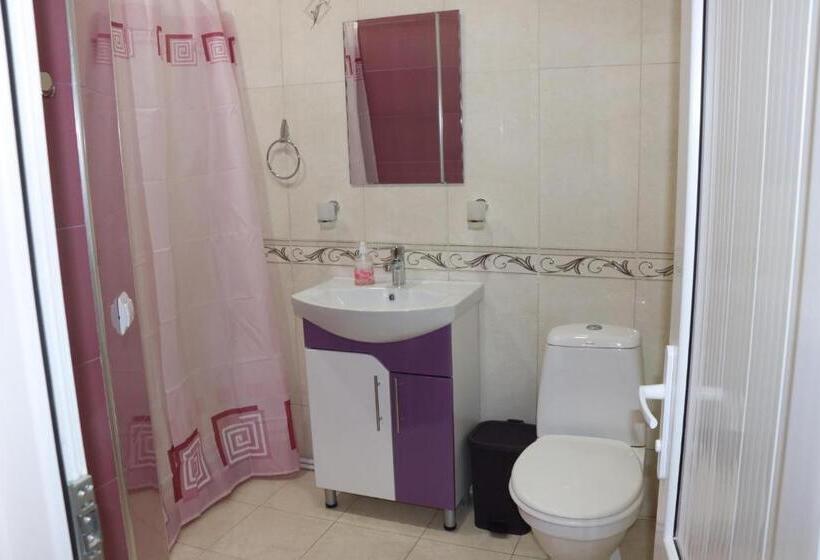 اتاق لوکس سه تخته, Guest House Nataly