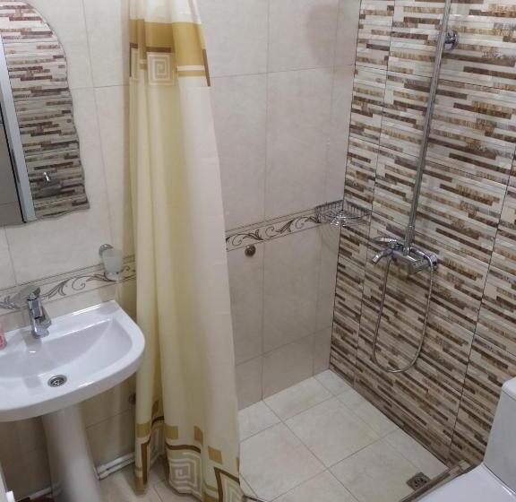 اتاق استاندارد سه تخته با چشم‌انداز باغ, Guest House Nataly