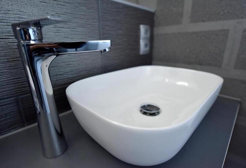بانگلوی استاندارد, Apartmani I Bungalovi Trojka