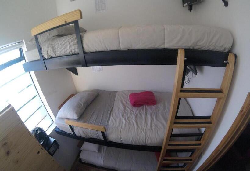스탠다드 트리픔 룸 공동욕실, Hostal De La 57