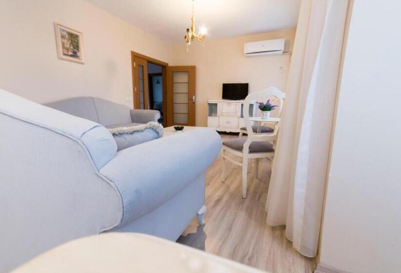 آپارتمان لوکس 1 خوابه, Büyükada Apart Hotel   Karadağ Apart