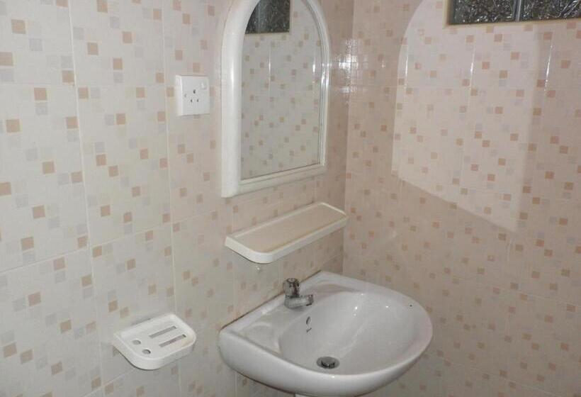 اتاق ساده سه‌ نفره, Mccarthy Guesthouse