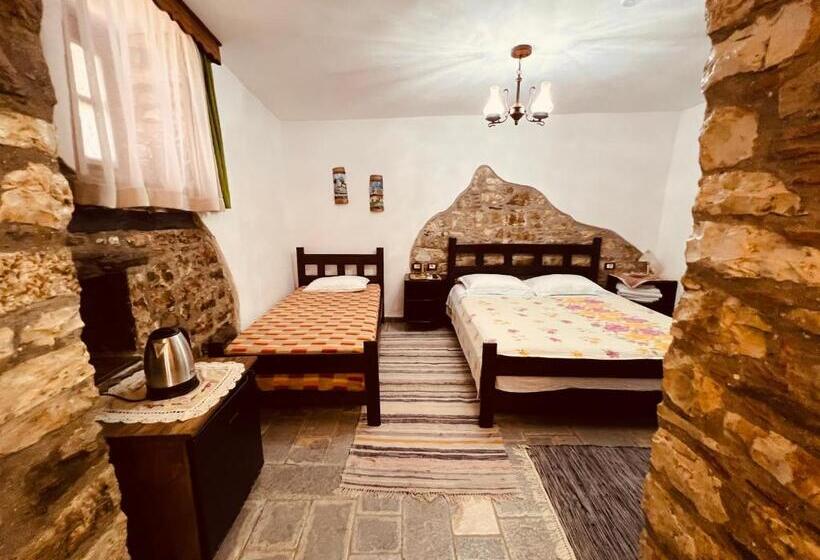 اتاق خانوادگی, Kris Guesthouse