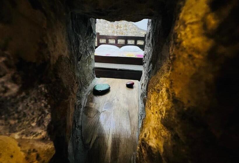 اتاق خانوادگی, Kris Guesthouse