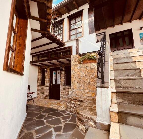اتاق خانوادگی, Kris Guesthouse