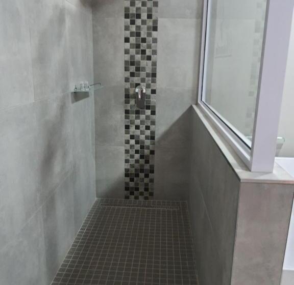 اتاق لوکس, Housemartin Guest House