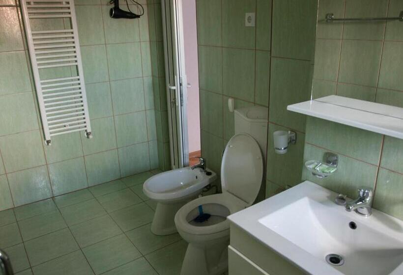 اتاق لوکس با بالکن, Vila Victoria