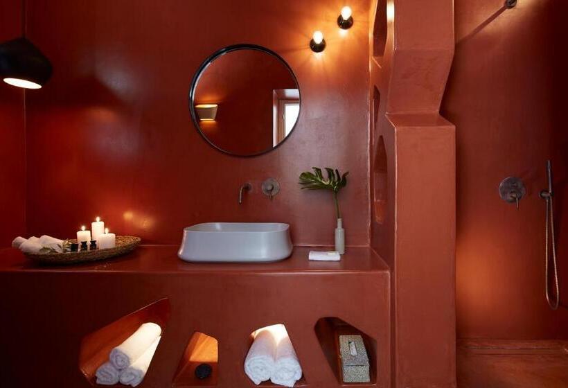 جناح جونيور مطلّ علي البحر, Aeon Suites  Adults Only