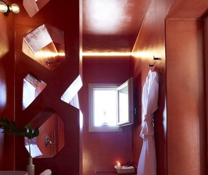 جناح جونيور مطلّ علي البحر, Aeon Suites  Adults Only