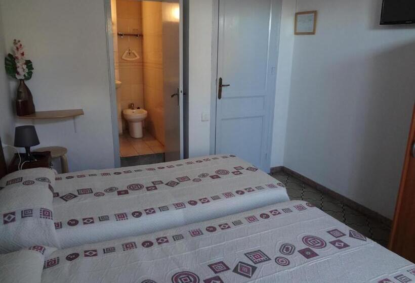 Номер Стандарт Трехместный, Hostal Sant Carlo