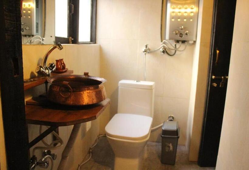 اتاق لوکس سه تخته, Hira Guest House