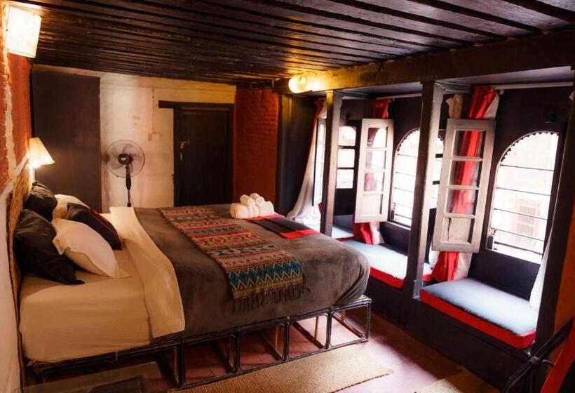 اتاق لوکس با تخت بزرگ, Hira Guest House
