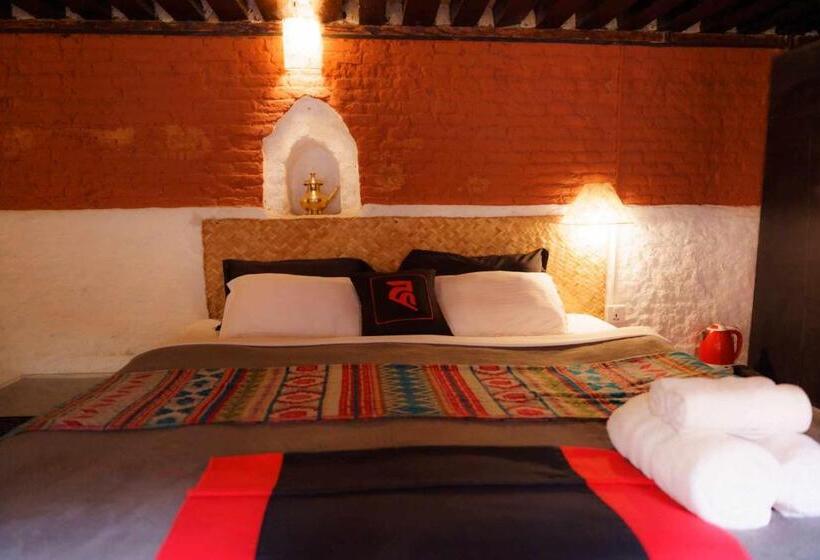 اتاق لوکس با تخت بزرگ, Hira Guest House