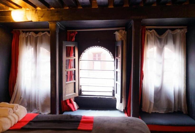 اتاق لوکس با تخت بزرگ, Hira Guest House
